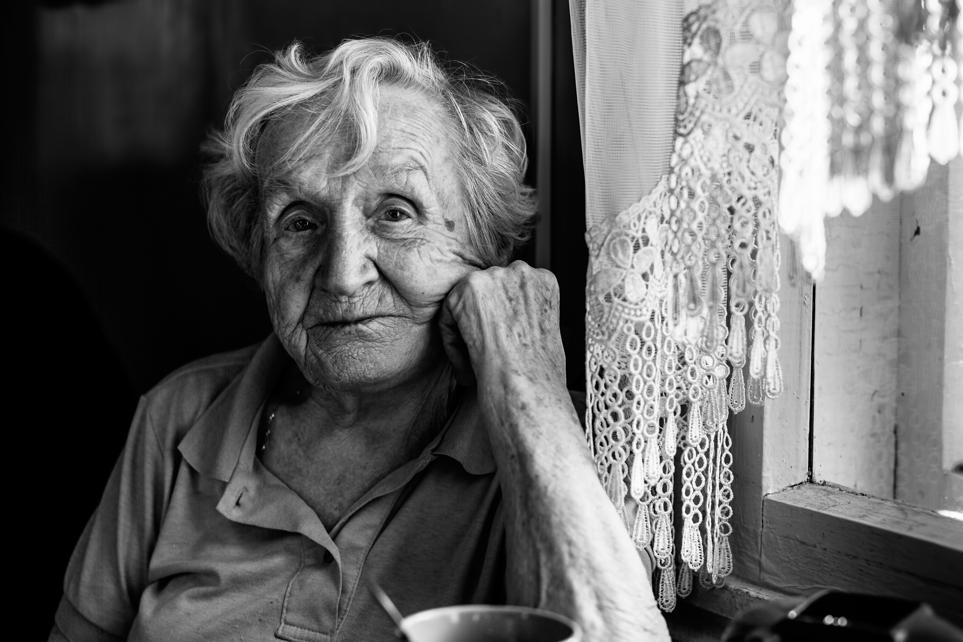 Дома старой женщины. Портрет пожилой женщины. Starenkaya jenshchina. Портрет пожилой женщины фото.